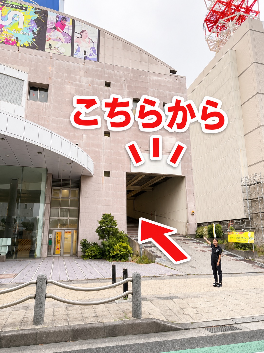 建物下の駐車場入口。屋根付きの通路を進むと雨に濡れずにジムまで入れます。